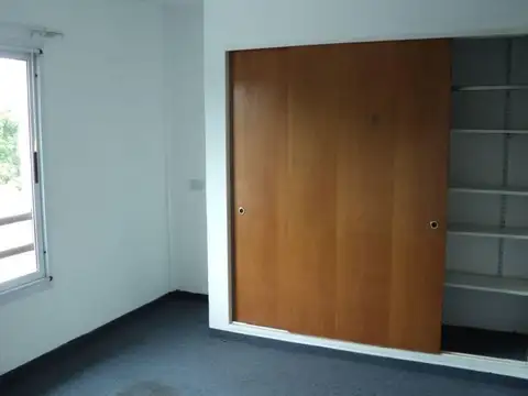 DEPARTAMENTO MUY LUMINOSO AL FRENTE.