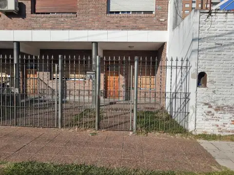 Excelente 2 Amb, Entr.Auto, Cocina Indep., Lavadero + Patio c/ Cesped