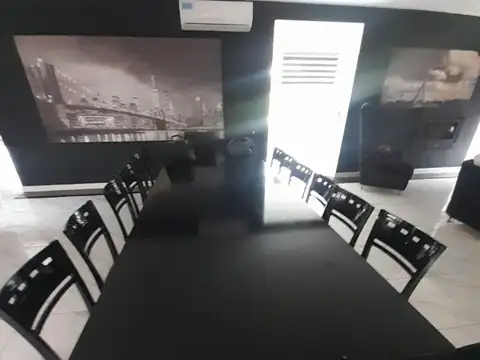 Casa en Venta con 3 cocheras