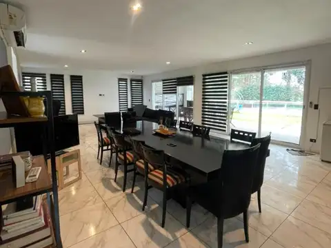 Casa en Venta con 3 cocheras