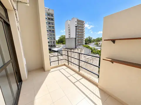 DEPARTAMENTO TIPO DÚPLEX DE 2 DORMITORIOS CON BALCÓN Y COCHERA EN LA PLATA
