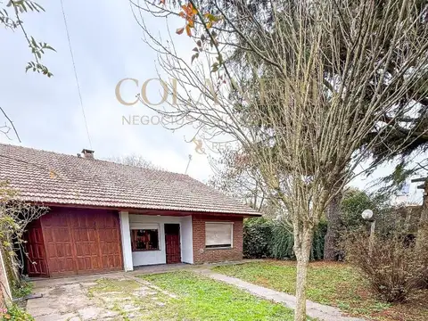 Chalet de 4 ambientes con parque y cochera
