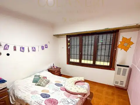 Chalet de 4 ambientes con parque y cochera
