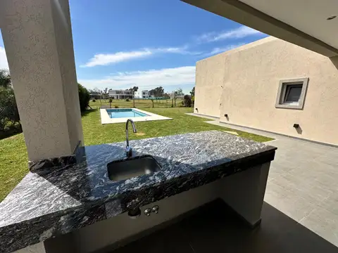 Casa 4 ambientes con 3 baños