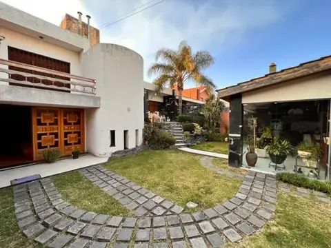 Casa de Categoría en Venta barrio Urca excelente ubicación  