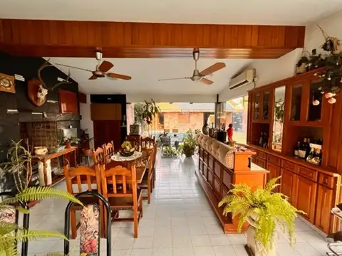 Casa en Venta con 3 cocheras