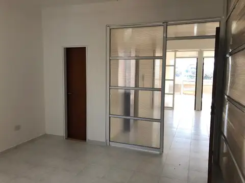 Oficina con vista privilegiada a la plaza central – 86 m² funcionales y versátiles