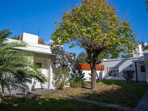 Venta Casa 2 Ambientes con dependencia y jardín en Haedo Chico