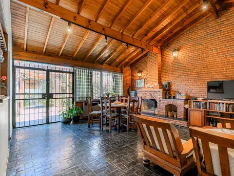 Casa en Venta con 2 cocheras