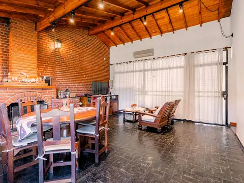 Casa 6 ambientes con 2 baños