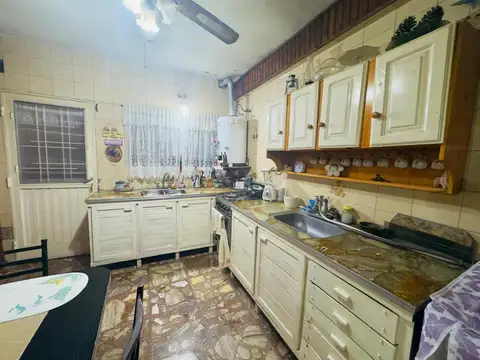 Casa en lote propio con patio cochera