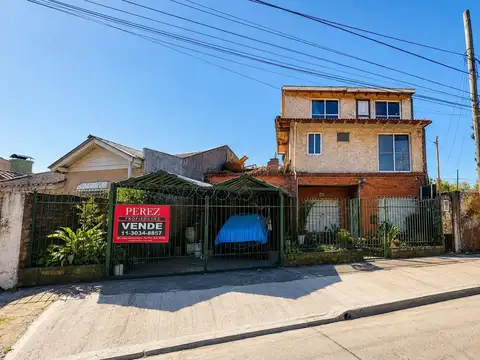 Casa en lote propio con patio cochera