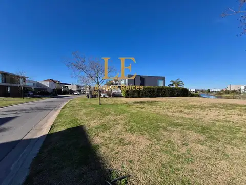 Venta de lote al agua en Barrio Muelles, Puertos del Lago.
