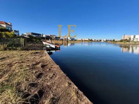 Venta de lote al agua en Barrio Muelles, Puertos del Lago.