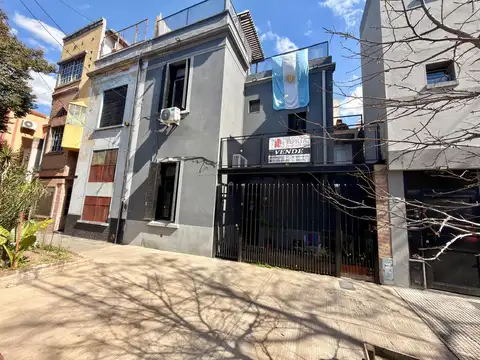 Hermosa Casa De 4 Ambientes En Floresta Lote 8,66 X 8,66 Con Terraza. Tiene Algunos Detalles Por Terminar