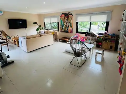 Casa en Venta con 4 cocheras