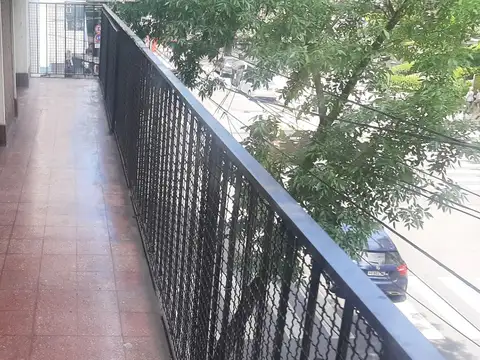 Amplio 3 ambientes ha la Calle Sobre Plaza Almagro