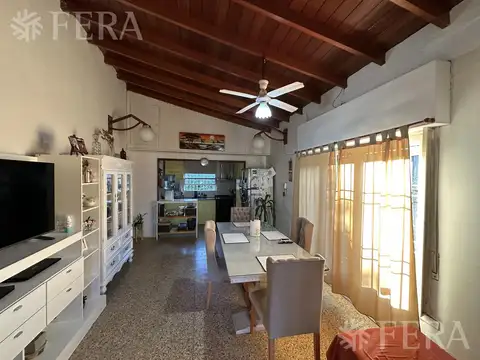 Venta de casa quinta de 3 ambientes con cochera y  piscina en Moreno
