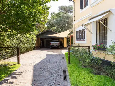 Casa 9 ambientes con 4 baños