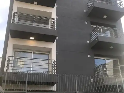 Departamento 2 ambientes en venta en Bernal Centro