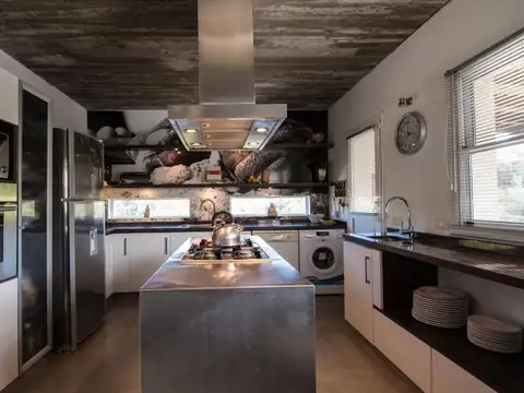 Casa en Alquiler con 3 cocheras