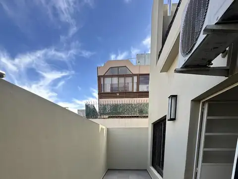 Depto Tipo Casa en Alquiler con 1 cocheras