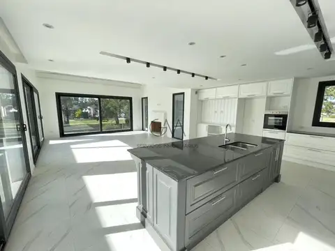 Casa 4 ambientes con 2 baños