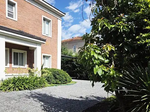 Casa 7 ambientes con 4 baños