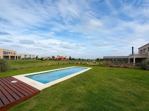Casa en Alquiler con 2 cocheras