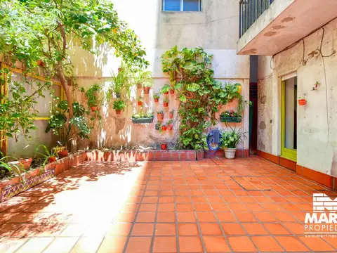 Departamento en venta en Recoleta, 4 ambientes en PB con doble patio y quincho