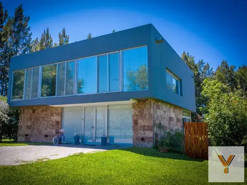 Casa en venta - 4 dormitorios 3 baños - 276mts2 - Haras del Sur II, La Plata [FINANCIADA]