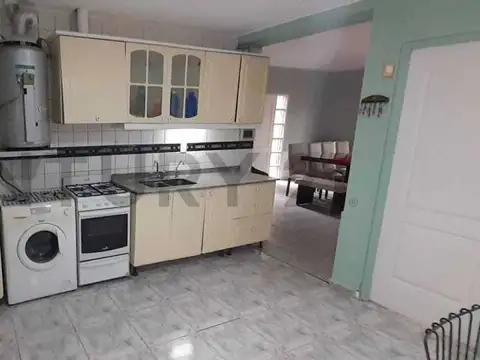 Casa 3 dormitorios, 2 baños, cochera.