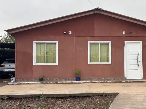 Venta casa mas salon para eventos con pileta  