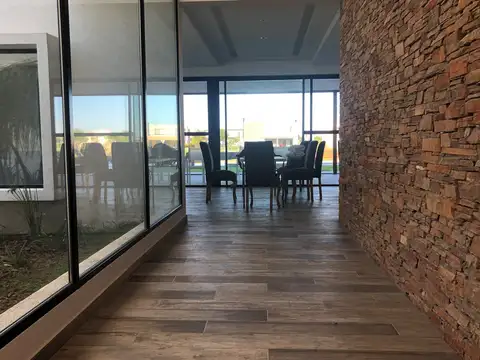 Casa 7 ambientes con 5 baños