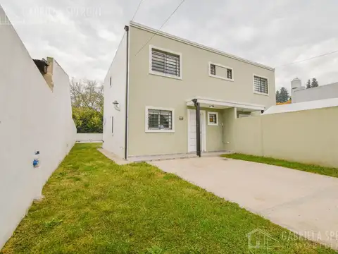 Casa 4 ambientes con 2 baños