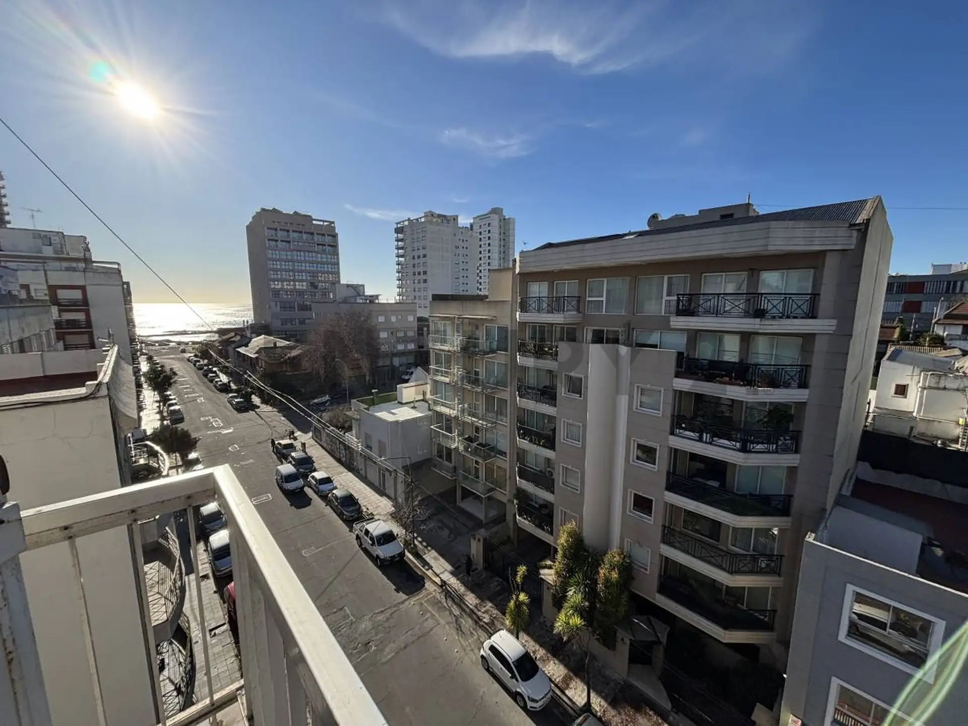 Venta departamento de dos ambientes al frente con balcón. Zona La Perla, Mar del Plata.