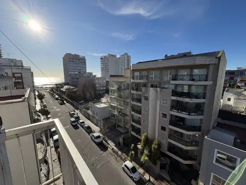 Venta departamento de dos ambientes al frente con balcón. Zona La Perla, Mar del Plata.