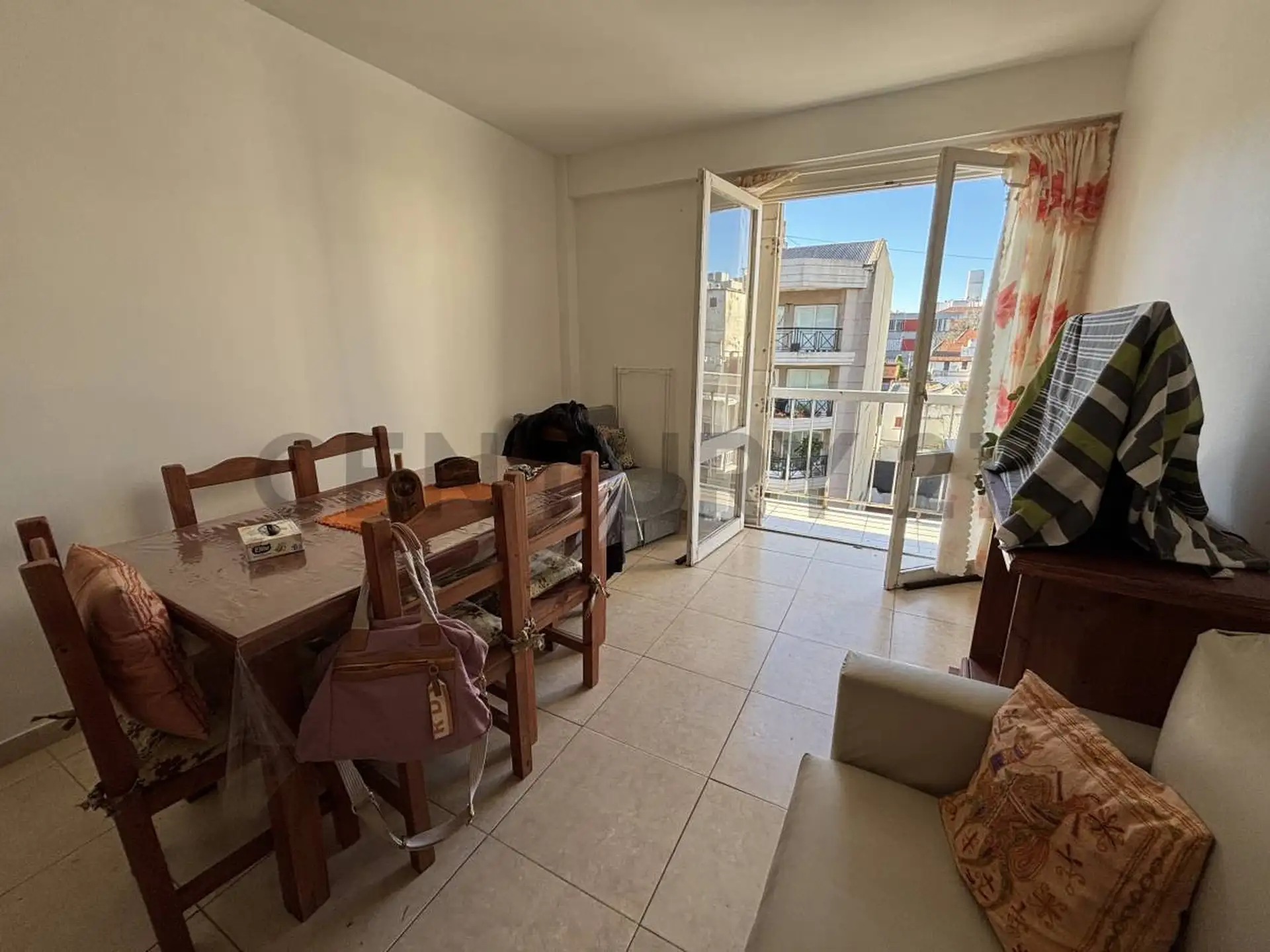Venta departamento de dos ambientes al frente con balcón. Zona La Perla, Mar del Plata.