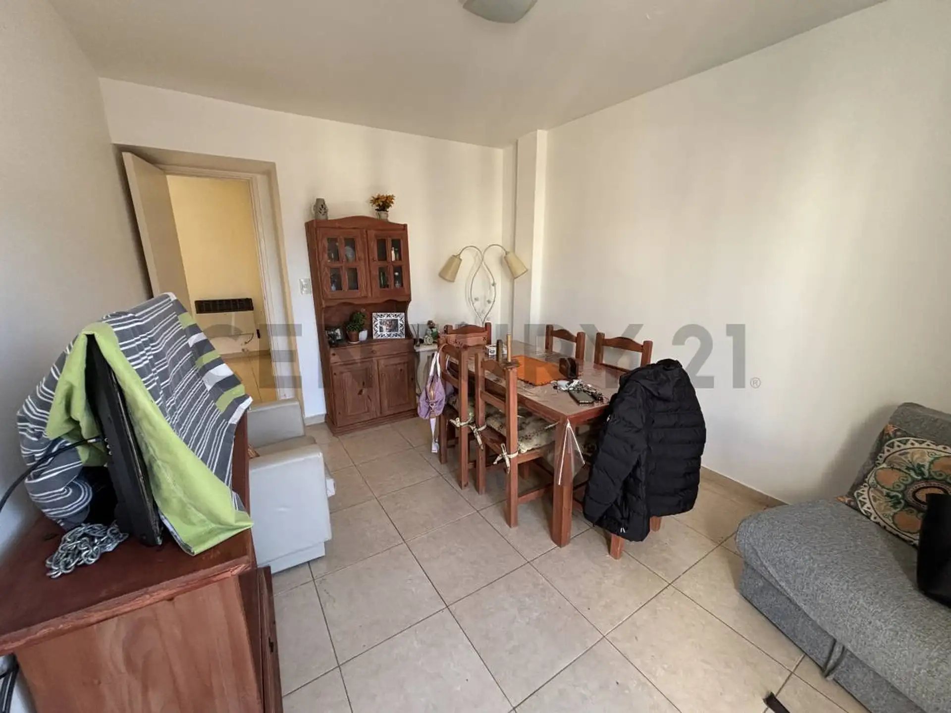 Venta departamento de dos ambientes al frente con balcón. Zona La Perla, Mar del Plata.