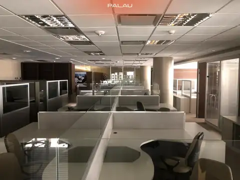 Oficina 8 ambientes con 14 baños