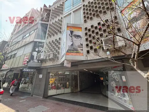 ALQUILER – Local comercial con amplia vidriera en pleno Centro de Córdoba