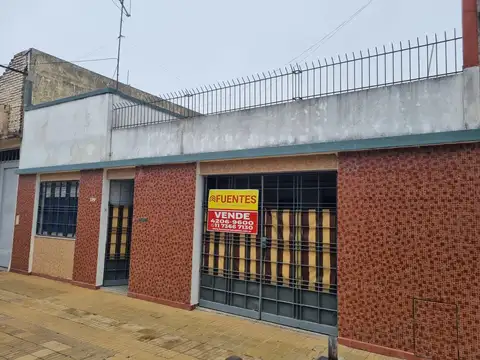 Casa 4 Ambientes con Cochera, Patio, Quincho, Pileta y Terraza en Venta