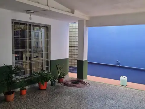Casa 4 Ambientes con Cochera, Patio, Quincho, Pileta y Terraza en Venta