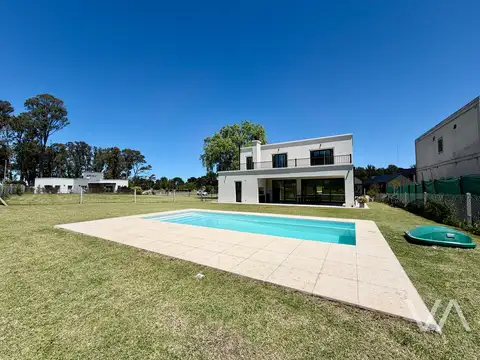 Moderna casa con 4 dormitorios. Piscina. Rumenco Joven.