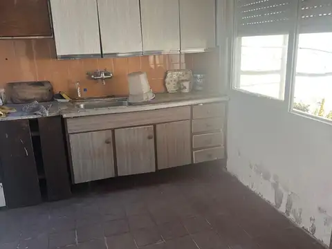 VENTA CASA  4 AMBIENTES EN MORON A REFACCIONAR
