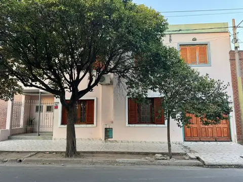 VENTA CASA 6 DORMITORIOS B° CENTRO AMERICA
