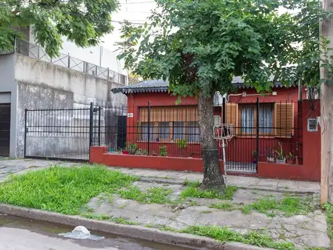VENTA CASA A REFFACIONAR EN CASTELAR - PERMUTA