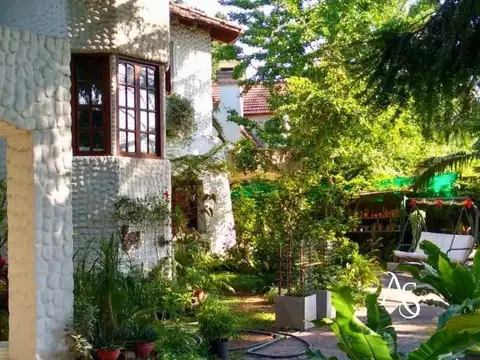 Casa en Venta con 3 cocheras
