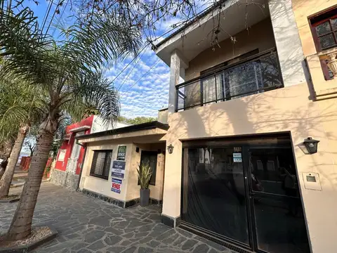 Casa a metros de la Costanera