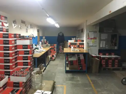 Depósito de 1540 m2 cubiertos,  a tan solo 50 mts de la Av. Velez Sarsfield - VENDIDO